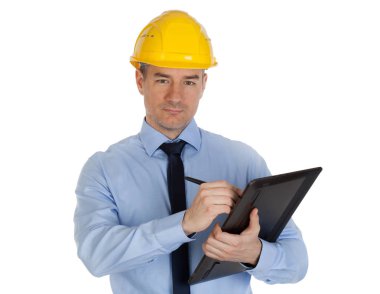 Dijital tablet kullanarak mimar. Beyaz arka planda yalıtılmış.