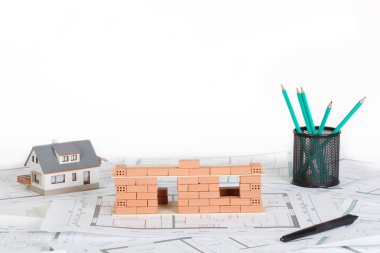 Model ev yapımı planı üzerinde tuğla ile. 