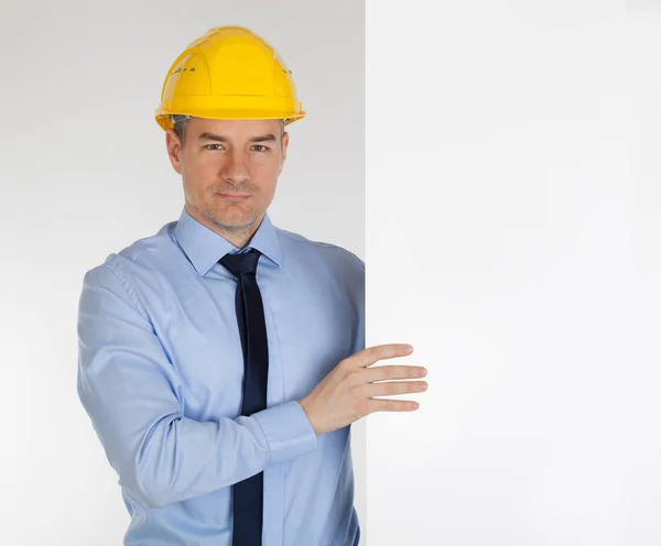 Arquiteto com placa em branco. Isolado sobre fundo branco — Fotografia de Stock