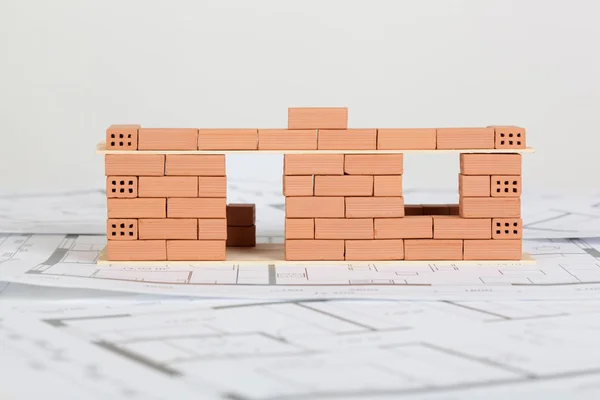 Construction de maison modèle avec brique sur plan — Photo