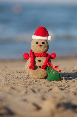 Tropik plajda kumlu kardan adam. 