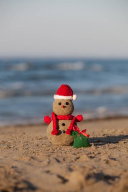 Tropik plajda kumlu kardan adam.