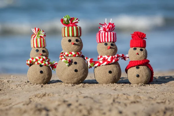 Famiglia di pupazzi di neve sabbiosi sulla spiaggia tropicale . — Foto Stock