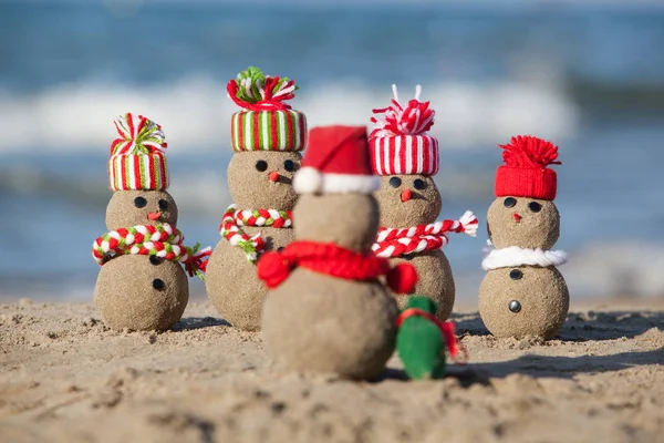 Família de bonecos de neve arenosos na praia tropical . — Fotografia de Stock