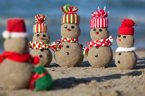 Família de bonecos de neve arenosos na praia tropical . — Fotografia de Stock
