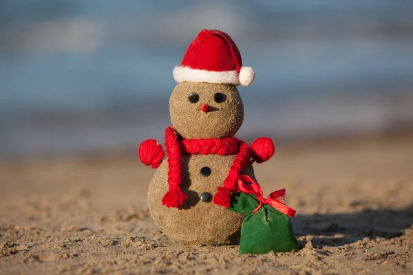 Homem de neve arenoso na praia tropical . — Fotografia de Stock