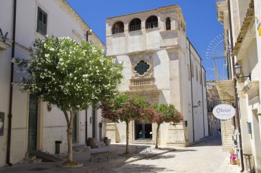 Scicli, İtalya - 13 Ağustos 2017: Görünümünü Scicli Merkezi kent, günbatımında bir Unesco Dünya Mirası alanı. Belediye Binası ve St John's Kilisesi sağ tarafta olduğunu.