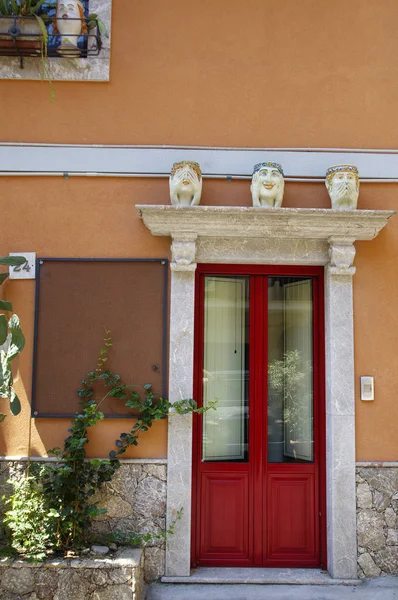 Rode Deur Het Oude Centrum Van Taormina Met Drie Hoofden — Stockfoto