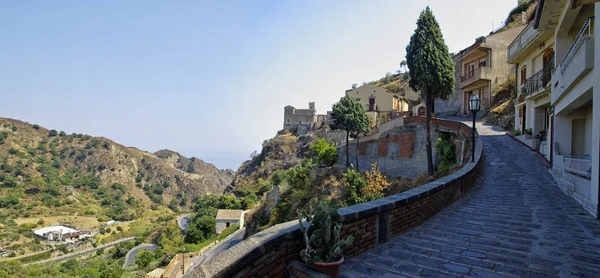 Savoca köyünü Sicilya Adası'ıssız sokakta. Bu köyün plan Corleone, Francis Ford Coppola'nın The Godfather sahnelerde için bilinir. İtalya