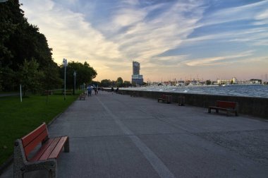 Gdynia, Polonya: 29 Eylül 2017 - Feliks Nowowiejski Sahil Bulvarı 29 Eylül 2017 geç öğleden sonra şehir-port Gdynia ortalamak için önde gelen Polonya