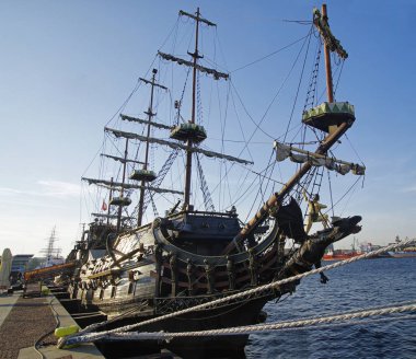 Gdynia, Polonya: 29 Eylül 2017: büyük Ahşap Yelkenli kalyon Turizm için voyages Gdynia liman Baltık Denizi üzerinde