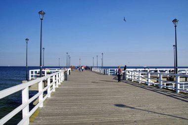 Gdansk, Polonya: 30 Eylül 2017: insanlar sonbahar sabahı Gdansk Brzezno de iskelede. Gdansk Baltık Denizi Polonya'da en popüler turist hedefte biridir.