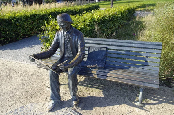 Gdynia Orlowo, Polonya, 30 Eylül 2017: Ressam Antoni Suchanek Anıt Park Orlowo, Polonya.