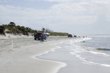Amelia Island, Florida, ABD - 22 Ekim 2017: Beach-hayatına Fernandina Beach Amelia Island üzerinde 22 Ekim 2017. İnsanlar sık sık plajlara balıkçılık, biraz güneşlenmek ve Atlantik okyanusta yüzmek almak için arabayla gelir.