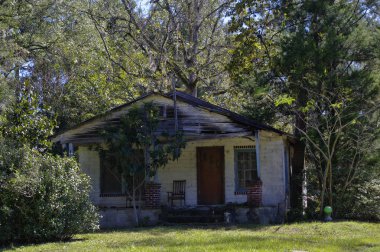 Tallahassee, Amerika Birleşik Devletleri - 24 Ekim 2017: Tipik geleneksel küçük eski ahşap bungalow Tallahassee varoşlarda 24 Ekim, Florida ABD.