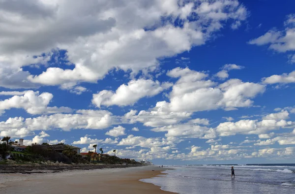 佛罗里达州代托纳海滩上空的蓝天 — 图库照片