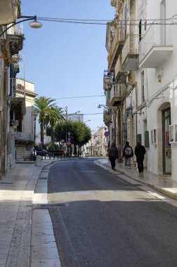 Ostuni, Apulia, İtalya - 28 Mart 2018: beyaz city - Ostuni, İtalya için Özgürlük Meydanı lider sokakta yürüyen insanlar