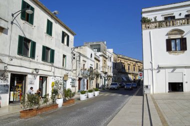 Ostuni, Apulia, İtalya - 28 Mart 2018: Tipik sokak Ostuni, La Citta Bianca. Ostuni. Apulia, İtalya