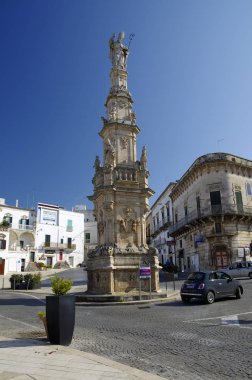 Ostuni, Apulia, İtalya - 28 Mart 2018: Saint Oronzo Özgürlük Meydanı'nda bulunan Dikilitaş şehrin koruyucusu için adanmış: kim 1740 vebadan Ostuni bağışladı.