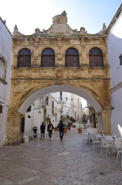 Ostuni, Apulia, İtalya - 28 Mart 2018: Ostuni - beyaz şehir, Puglia, katedral önünde geleneksel kare İtalya