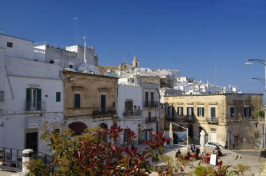 Ostuni, Puglia, İtalya - 28 Mart 2018: Özgürlük Meydanı beyaz City - Ostuni, İtalya restoranda oturan insanlar