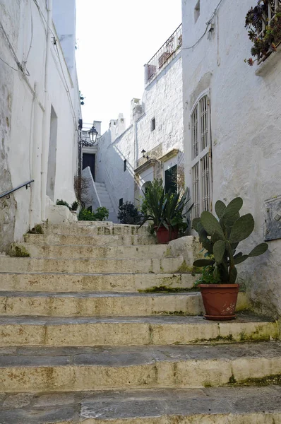 Típica Callejuela Estrecha Con Muchas Escaleras Ostuni Citta Bianca Ostuni — Foto de Stock