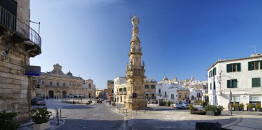 Ostuni, Apulia, İtalya - 28 Mart 2018: Saint Oronzo Özgürlük Meydanı'nda bulunan Dikilitaş şehrin koruyucusu için adanmış: kim 1740 vebadan Ostuni bağışladı.