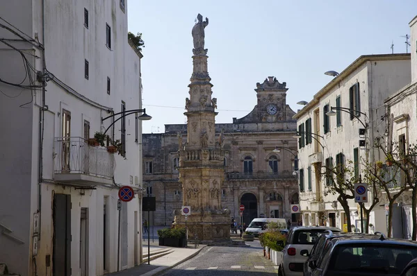 意大利阿普利亚奥斯图尼 2018年3月28日 位于自由广场的圣奥龙佐方尖碑是专门为城市的守护神准备的 谁使奥斯图尼免于1740的瘟疫 — 图库照片