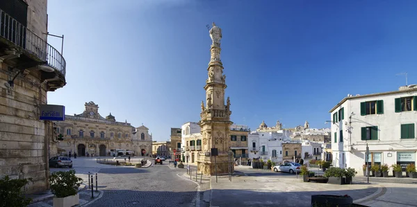 意大利阿普利亚奥斯图尼 2018年3月28日 位于自由广场的圣奥龙佐方尖碑是专门为城市的守护神准备的 谁使奥斯图尼免于1740的瘟疫 — 图库照片
