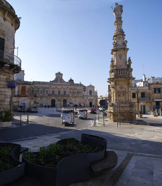 Ostuni Puglia Olaszország 2018 Március Szent Oronzo Obeliszk Szabadság Téren — Stock Fotó