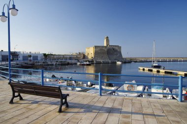 Villanova, Apulia, İtalya - 28 Mart 2018: Küçük bağlantı noktası ile Ortaçağ kale deniz kenarına Villanova, Puglia, İtalya 