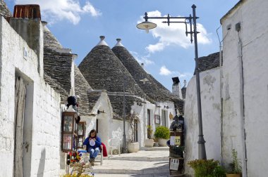 Alberobello, Apulia, İtalya - 29 Mart 2018: Alberobello, İtalya'nın güneyindeki küçük bir kasabadır. Trulli evler için ünlüdür. Unesco Dünya, şehrin bir parçasıdır