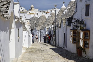 Alberobello, Apulia, İtalya - 29 Mart 2018: Alberobello, İtalya'nın güneyindeki küçük bir kasabadır. Trulli evler için ünlüdür. 1996 yılından bu yana UNESCO Dünya Miras Listesi parçası yeridir. Bir geleneksel Apulia kuru taş kulübe trullo evim