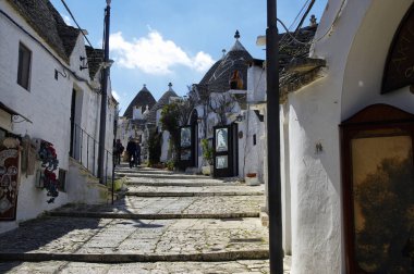 Alberobello, Apulia, İtalya - 29 Mart 2018: Alberobello, İtalya'nın güneyindeki küçük bir kasabadır. Trulli evler için ünlüdür. 1996 yılından bu yana UNESCO Dünya Miras Listesi parçası yeridir. Bir geleneksel Apulia kuru taş kulübe trullo evim