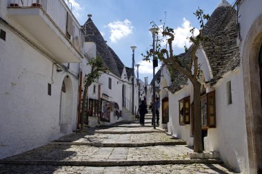 Alberobello, Apulia, İtalya - 29 Mart 2018: Alberobello, İtalya'nın güneyindeki küçük bir kasabadır. Trulli evler için ünlüdür. 1996 yılından bu yana UNESCO Dünya Miras Listesi parçası yeridir. Bir geleneksel Apulia kuru taş kulübe trullo evim