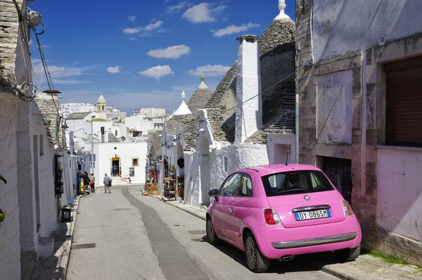 Alberobello Apulien Italien Mars 2018 Rosa Cinquecento Parkerade Alberobello Liten — Stockfoto