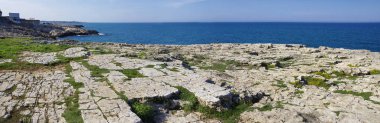 Kayalıklarla Adriyatik Denizi Polignano içinde yükselen bir Mare, Puglia, İtalya mağaralar ile dramatik görünüm