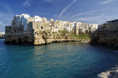 Polignano A Mare, İtalya - 29 Mart 2018: Müstehcen manzara görüntülemek dramatik uçurumlarda mağaralar ile Adriyatik Denizi Polignano içinde yükselen bir Mare, Puglia, İtalya.