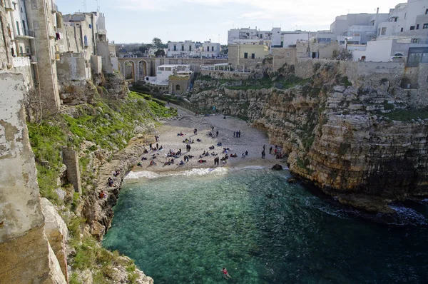 Polignano Mare Itália Março 2018 Pessoas Linda Praia Lama Monachile — Fotografia de Stock