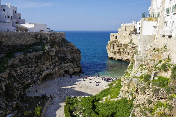 Polignano Mare Italy Марта 2018 Года Люди Прекрасном Пляже Лама — стоковое фото