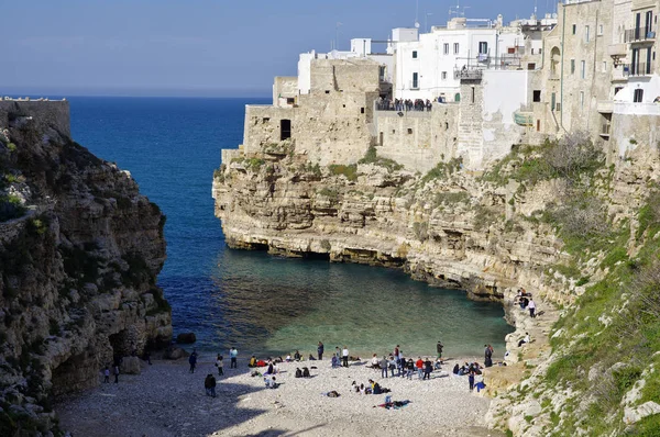 Polignano Mare Itália Março 2018 Pessoas Linda Praia Lama Monachile — Fotografia de Stock