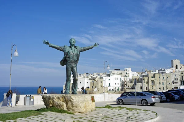 Polignano A Mare, Italië - 29 maart 2018: "Fly" - het monument van Domenico Modugno in centrum van Polignano een Mare-stad, de regio Apulië, Italië. — Stockfoto