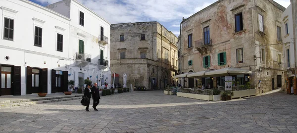 POLIGNANO A jalá, ITALIA - 29 DE MARZO DE 2018: La plaza principal con casas de alquiler tradicionales y elegantes restaurantes en el centro de Polignano a Mare, región de Puglia, Italia . — Foto de Stock