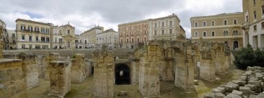 Lecce, Apulia, İtalya - 30 Mart 2018: Panoramik görkemli Roman amphitheater Augustus çağı boyunca inşa ve arkeolog Cosimo De Giorgi Lecce kentindeki Puglia içinde tarafından keşfedilen Lecce