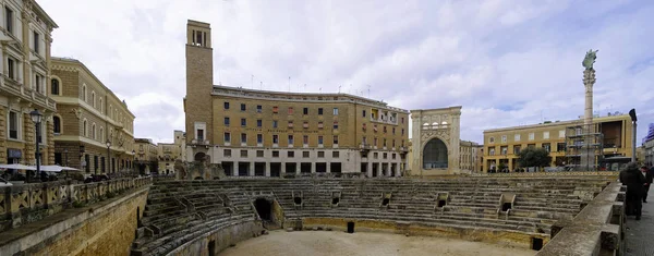 LECCE, APULIA, ITALIA - maaliskuu 30, 2018: Panoraamanäkymät Leccen majesteettiselle roomalaiselle amfiteatterille, joka on rakennettu augustanin aikana ja jonka arkeologi Cosimo De Giorgi löysi Leccen kaupungissa Pugliassa — kuvapankkivalokuva