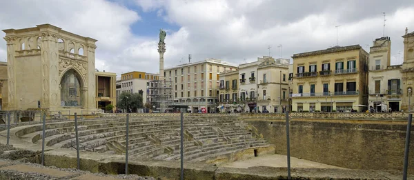 LECCE, APULIA, ITALIA - 30 DE MARZO DE 2018: Vista panorámica del majestuoso anfiteatro romano de Lecce construido durante la época augusta y descubierto por el arqueólogo Cosimo De Giorgi en la ciudad de Lecce, Puglia — Foto de Stock