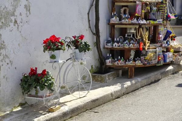 ALBEROBELLO, APULIA, ITÁLIA - 29 de março de 2018: O velho e elegante triciclo branco transformado em vaso de flores em Alberobello, Puglia, Itália — Fotografia de Stock