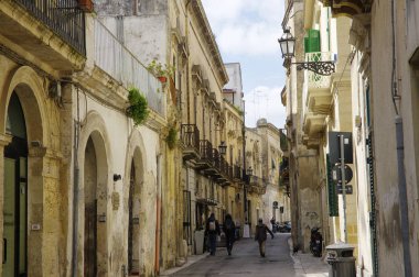 Lecce, Apulia, İtalya - 30 Mart 2018: Dar sokak ünlü bazilika kutsal Haç Kilisesi Meydanı'na giden. Lecce, İtalya'nın tarihi şehir