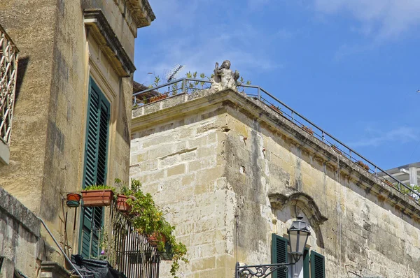 LECCE, APULIA, ITALIA - 30 MARZO 2018: Grazioso balcone con rigogliose piante come esempio di architettura barocca tipica di Lecce in Puglia — Foto Stock