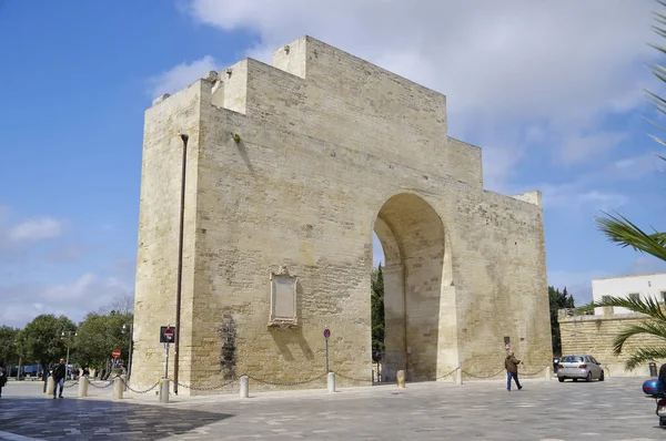 Lecce, Apulien, Italien - 30 mars 2018: Den triumfbåge som är den viktigaste porten till staden. Typiska barque arkitekturen Lecce i regionen Apulien, Italien — Stockfoto